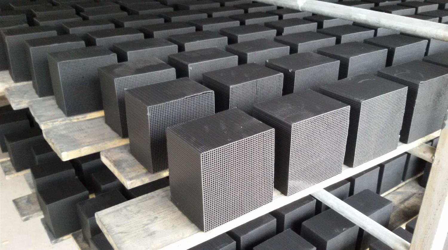 蜂窝活性炭吸附容量的大小与温度有哪些很大的关系? 蜂窝活性炭吸附容量的大小与温度有哪些很大的关系?